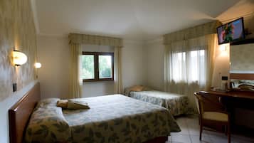 Dreibettzimmer | Minibar, Zimmersafe, Schreibtisch, Babybetten