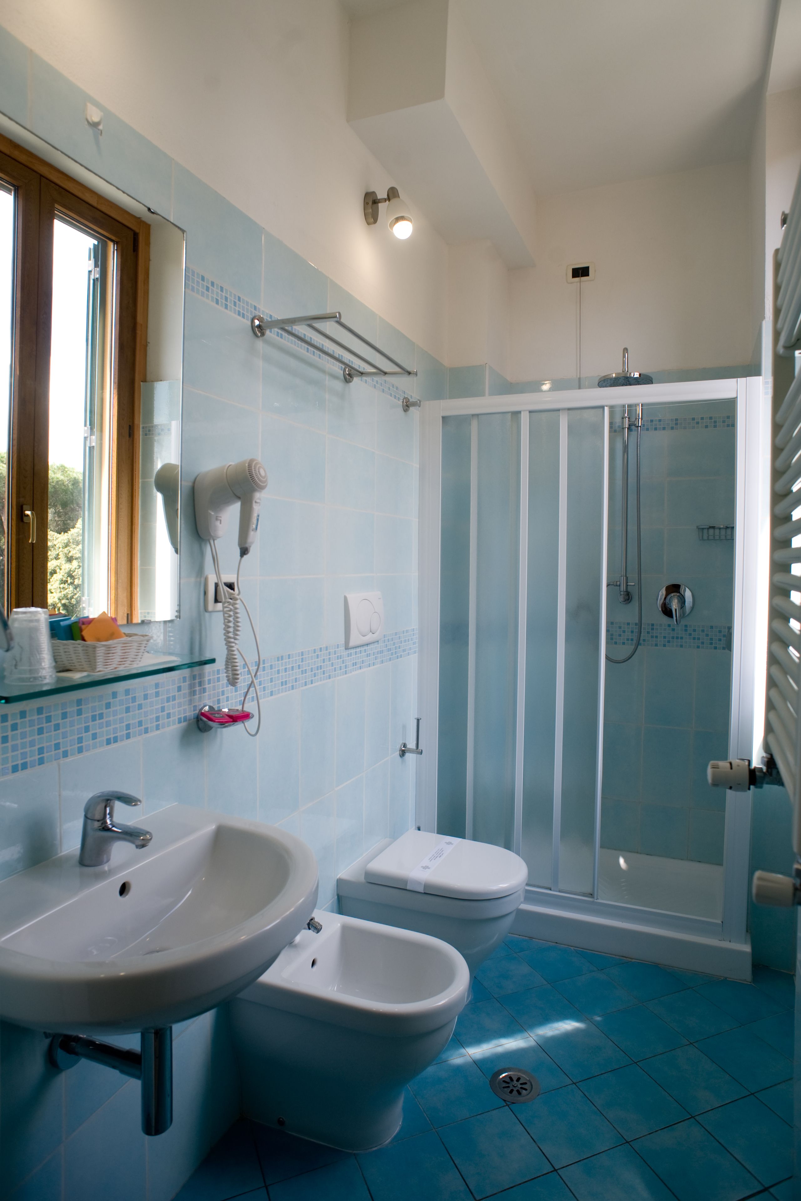 triple room | bathroom | shower, free toiletries, hair dryer, bidet