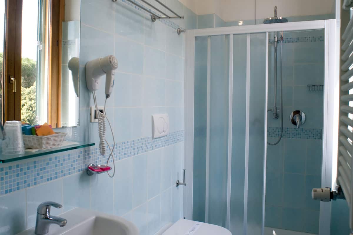 triple room | bathroom | shower, free toiletries, hair dryer, bidet