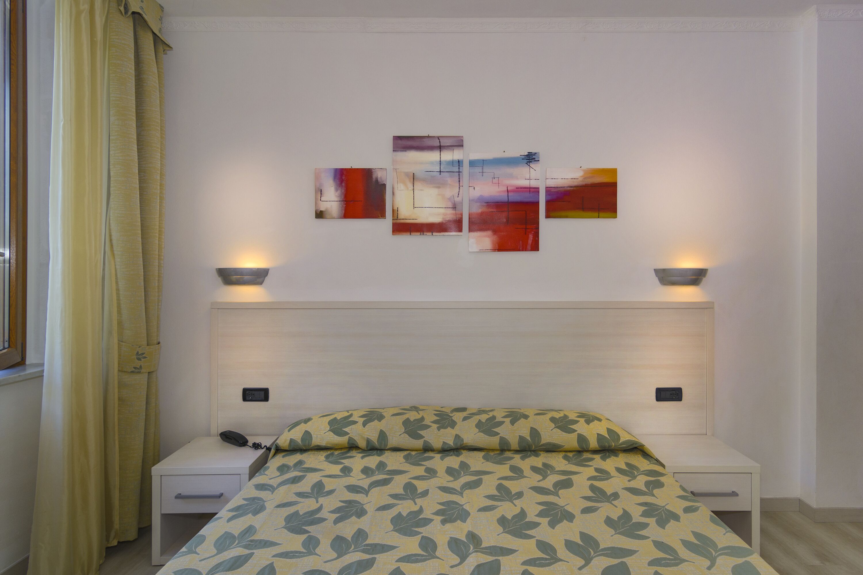 double room | minibar, in-room safe, desk, cots/infant beds