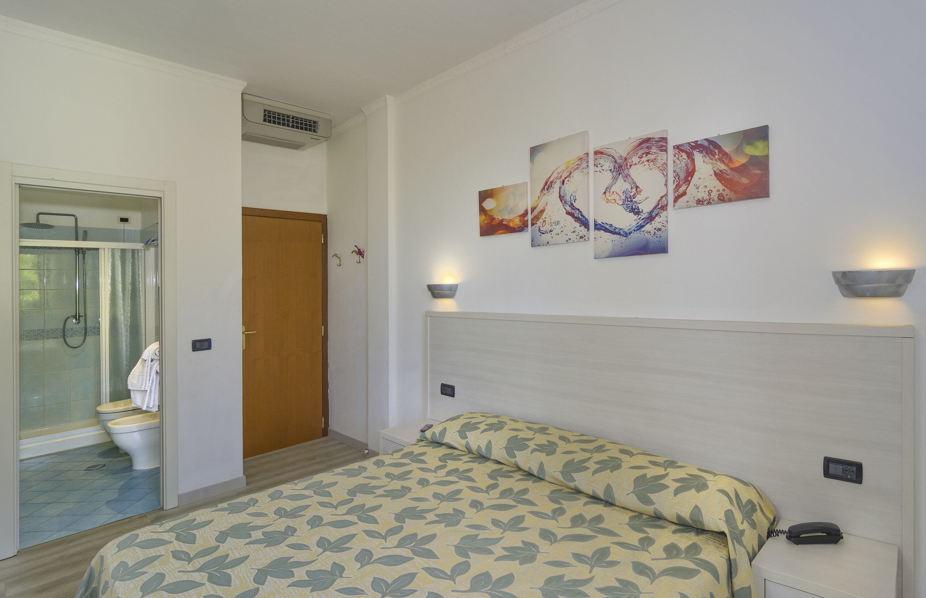 double room | minibar, in-room safe, desk, cots/infant beds