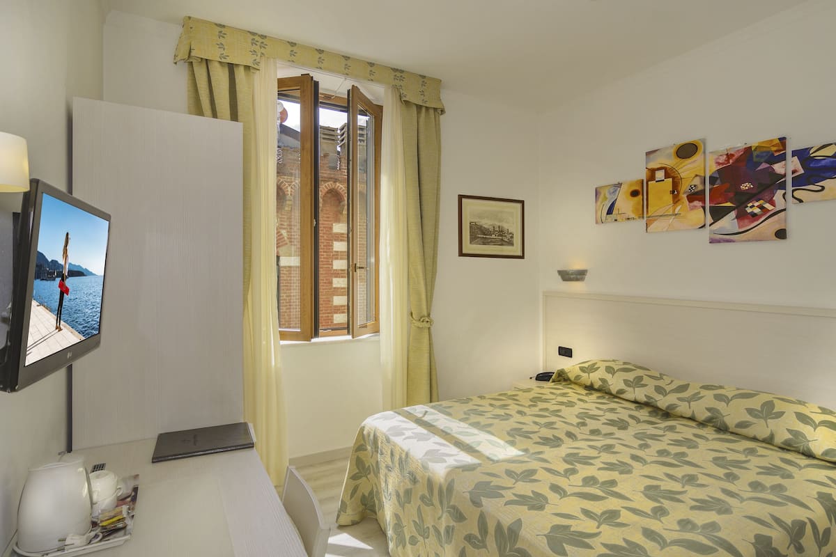 triple room | minibar, in-room safe, desk, cots/infant beds