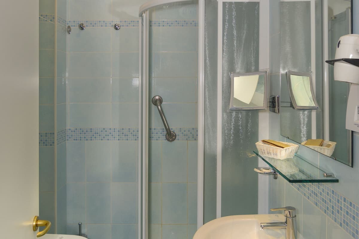 double room | bathroom | shower, free toiletries, hair dryer, bidet