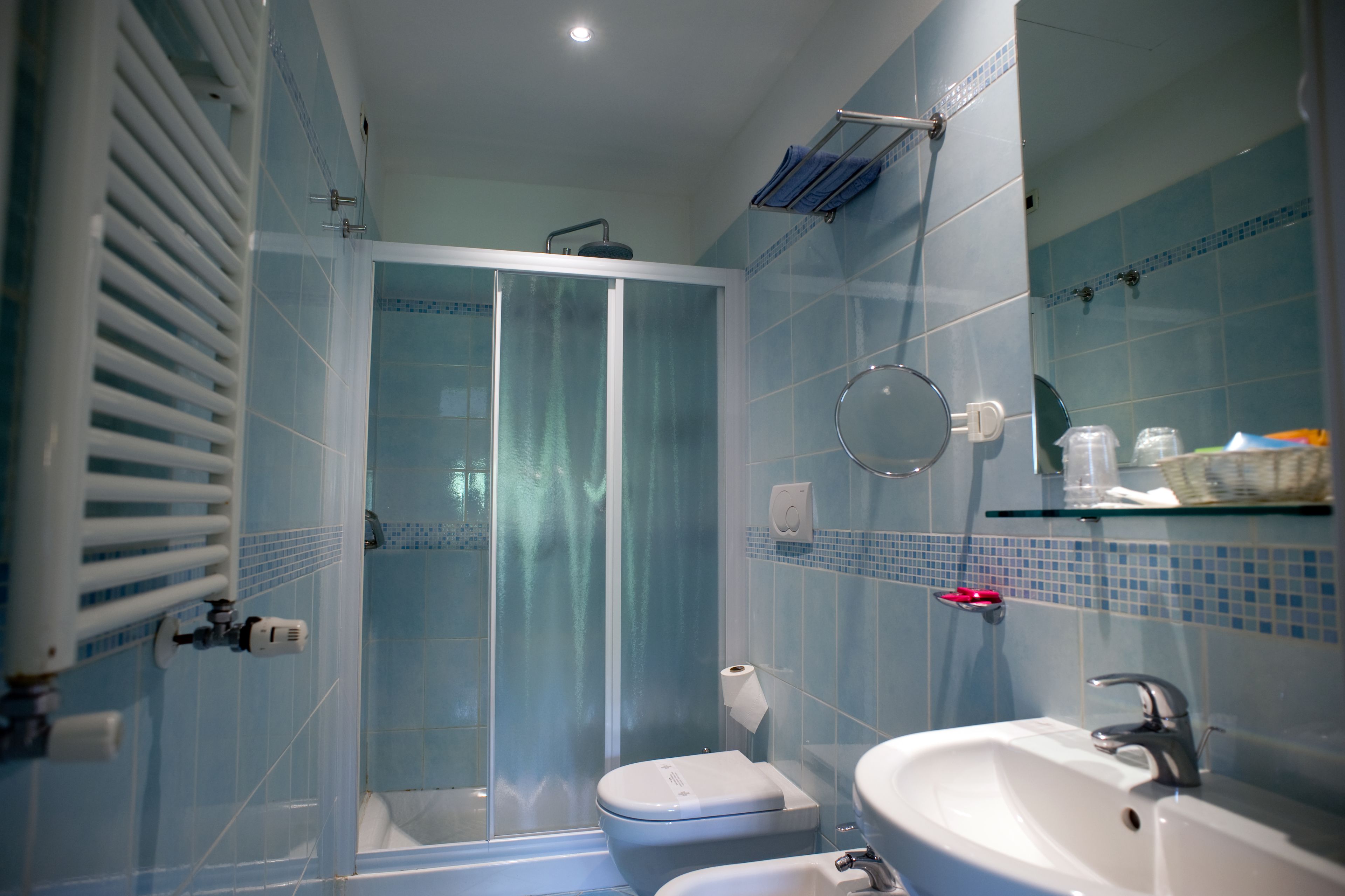 triple room | bathroom | shower, free toiletries, hair dryer, bidet