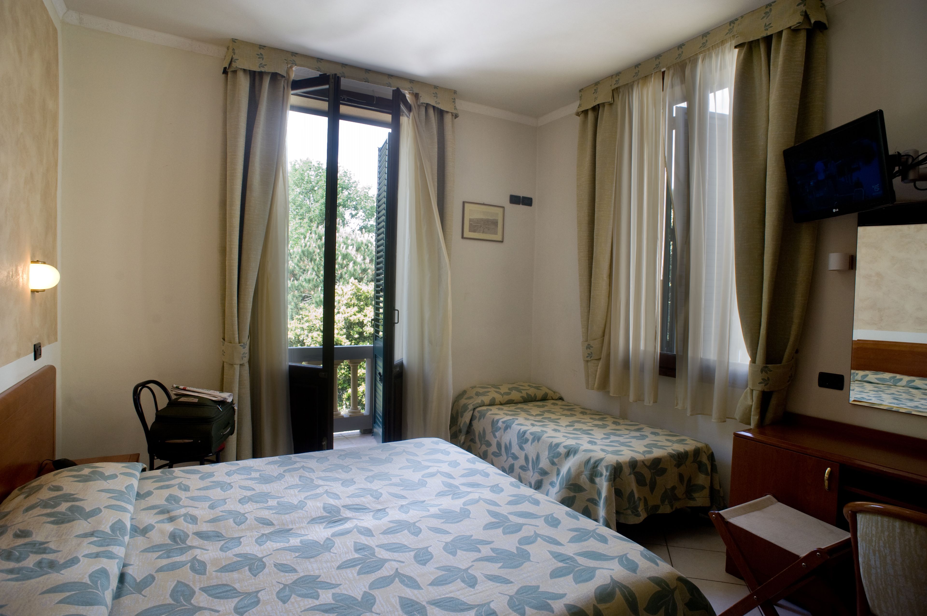 triple room | minibar, in-room safe, desk, cots/infant beds