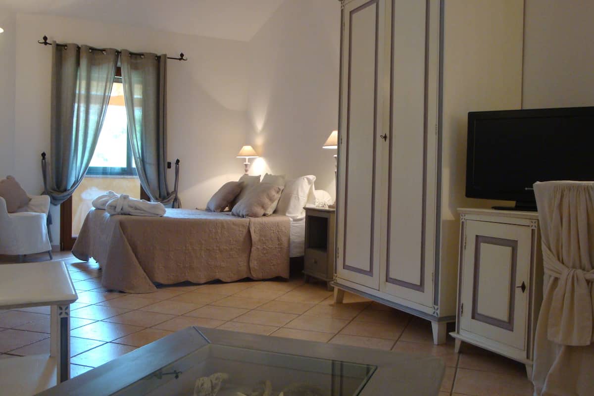 junior suite | minibar, in-room safe, desk, bed sheets