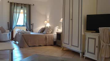 Camera Junior con letto matrimoniale o 2 letti singoli | Minibar, una cassaforte in camera, una scrivania, lenzuola