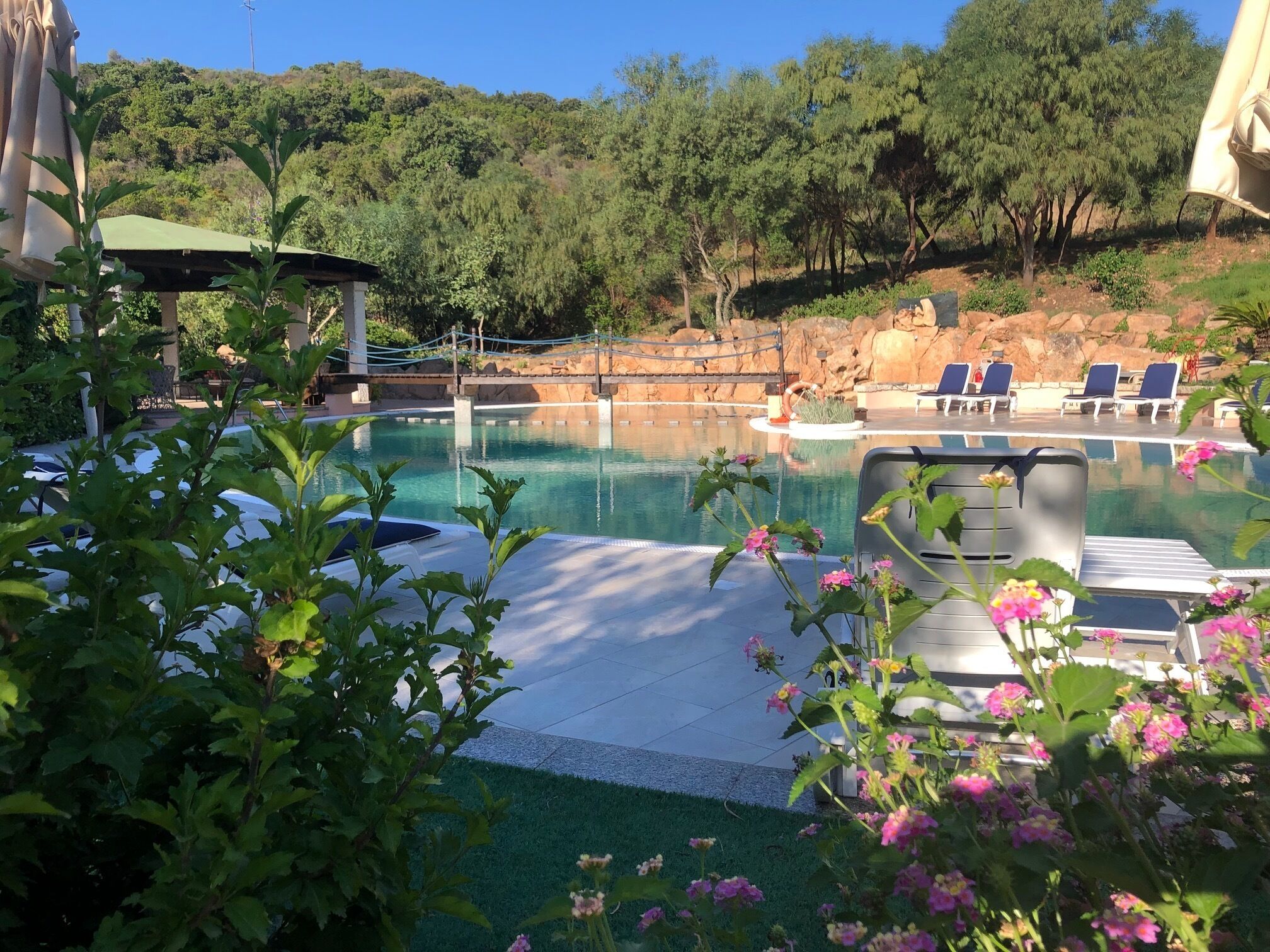 Piscine extérieure, parasols de plage, chaises longues