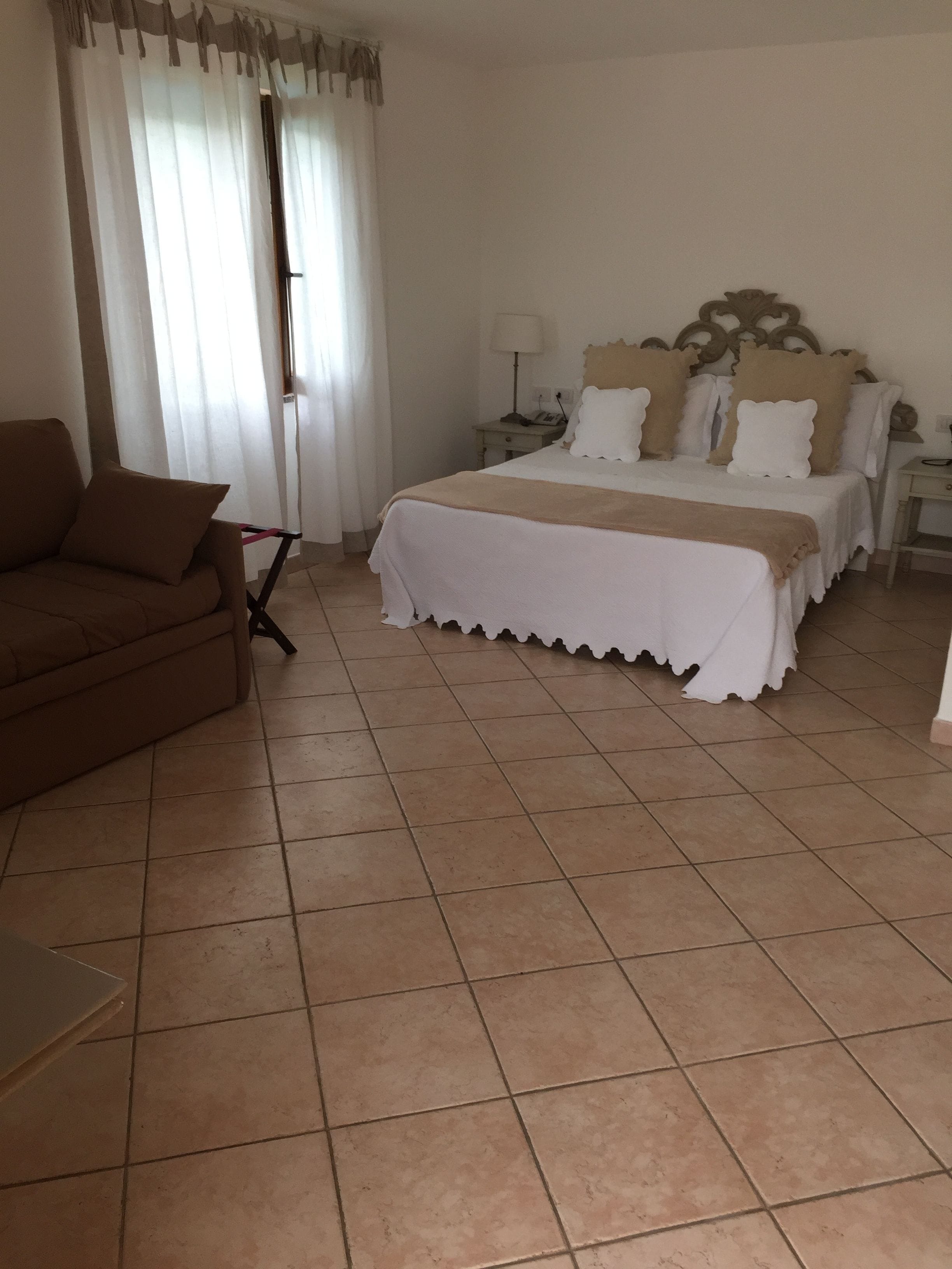 junior suite | minibar, in-room safe, desk, bed sheets