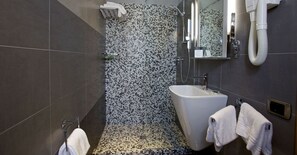 Ducha, artículos de higiene personal ecológicos y secador de pelo