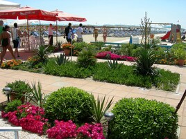 Ubicación a pie de playa, arena blanca y bar en la playa