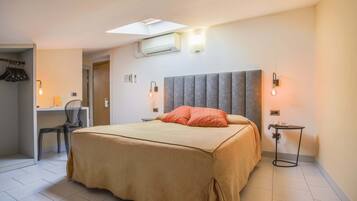 Frette Italian sheets, in-room safe, desk, laptop workspace