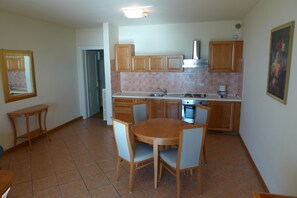 Fridge, oven, stovetop, espresso maker - Appartamenti Borgo (Gardone Riviera)