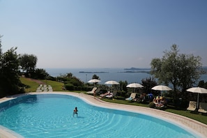 Outdoor pool, pool umbrellas, sun loungers - Appartamenti Borgo (Gardone Riviera)
