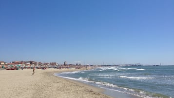 Privatstrand in der Nähe, Sonnenschirme, Strandtücher