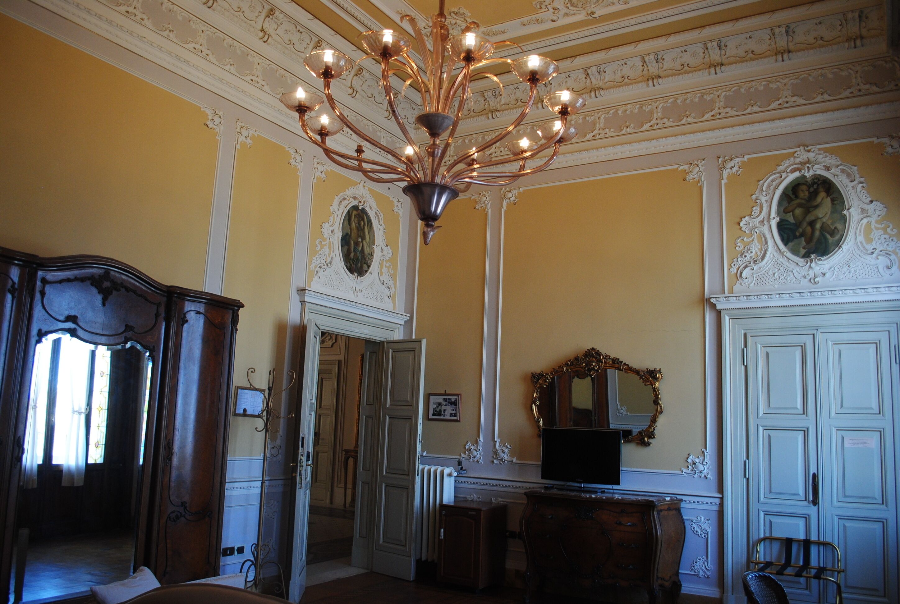 egyptian cotton sheets, premium bedding, in-room safe