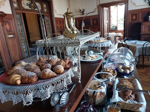 Daily local cuisine breakfast for a fee - Villa Tina (Viareggio)