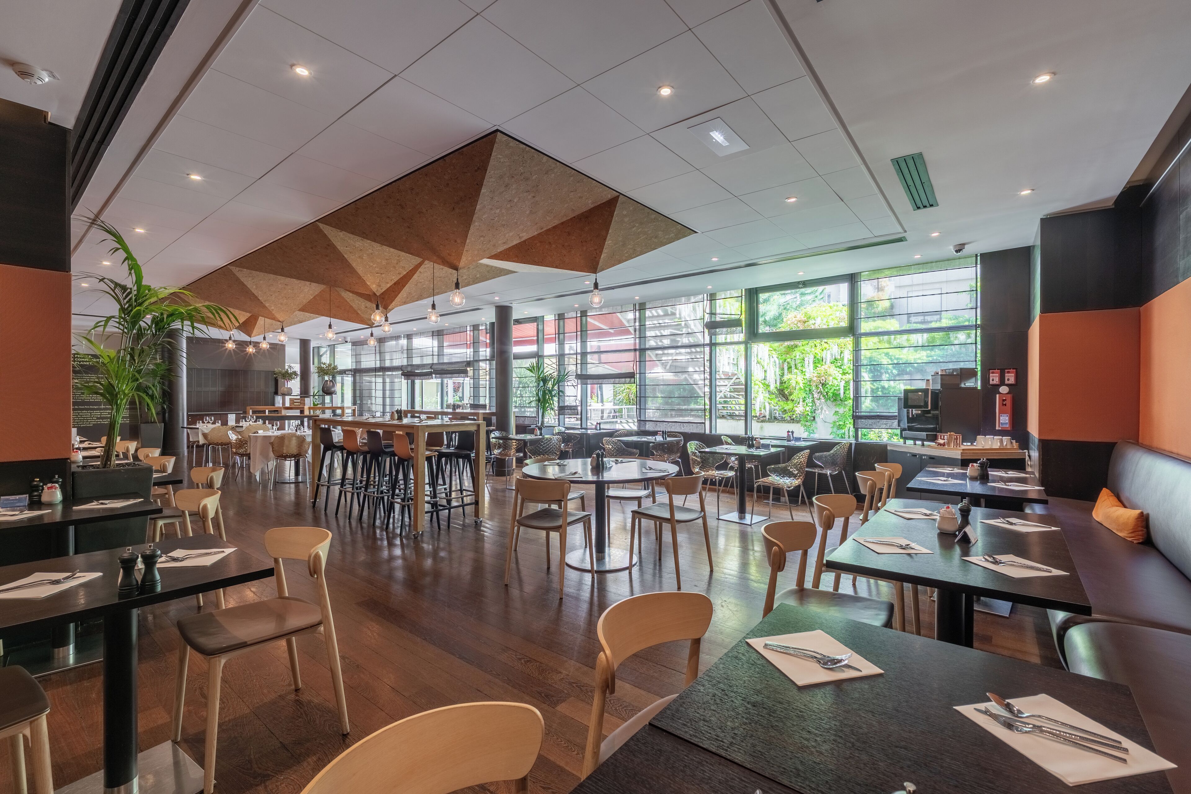 Frokost, lunsj og middag serveres, franske retter, utsikt mot hagen 