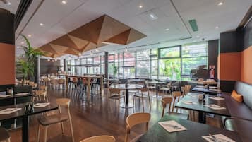 Frokost, lunsj og middag serveres, franske retter, utsikt mot hagen