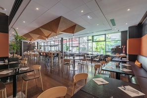 Petit déjeuner, déjeuner et dîner servis sur place, vue sur le jardin