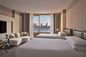 Minibar, in-room safe, desk, blackout drapes - The Seagull On The Bund (Shanghai)