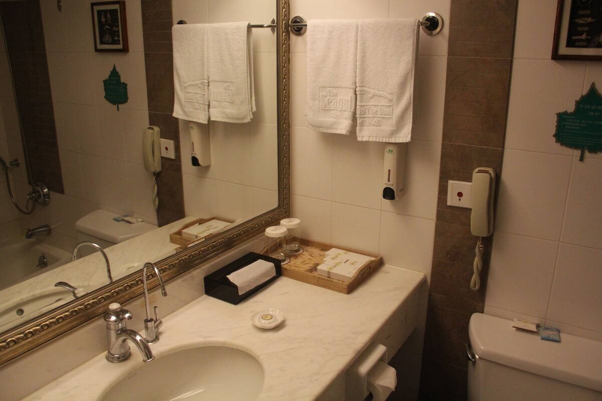 Bathroom sink