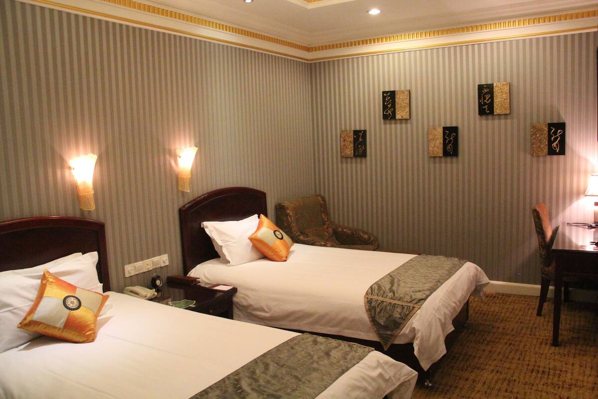 Standard Room, No Windows | Minibar, in-room safe, desk, blackout drapes