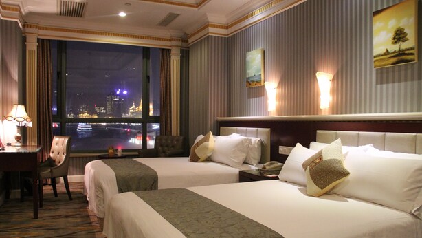 Minibar, in-room safe, desk, blackout drapes - The Seagull On The Bund (Shanghai)