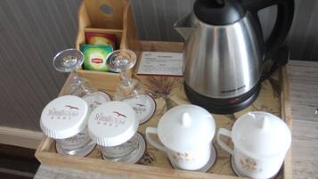 Deluxe Twin Room | Minibar, in-room safe, desk, blackout drapes