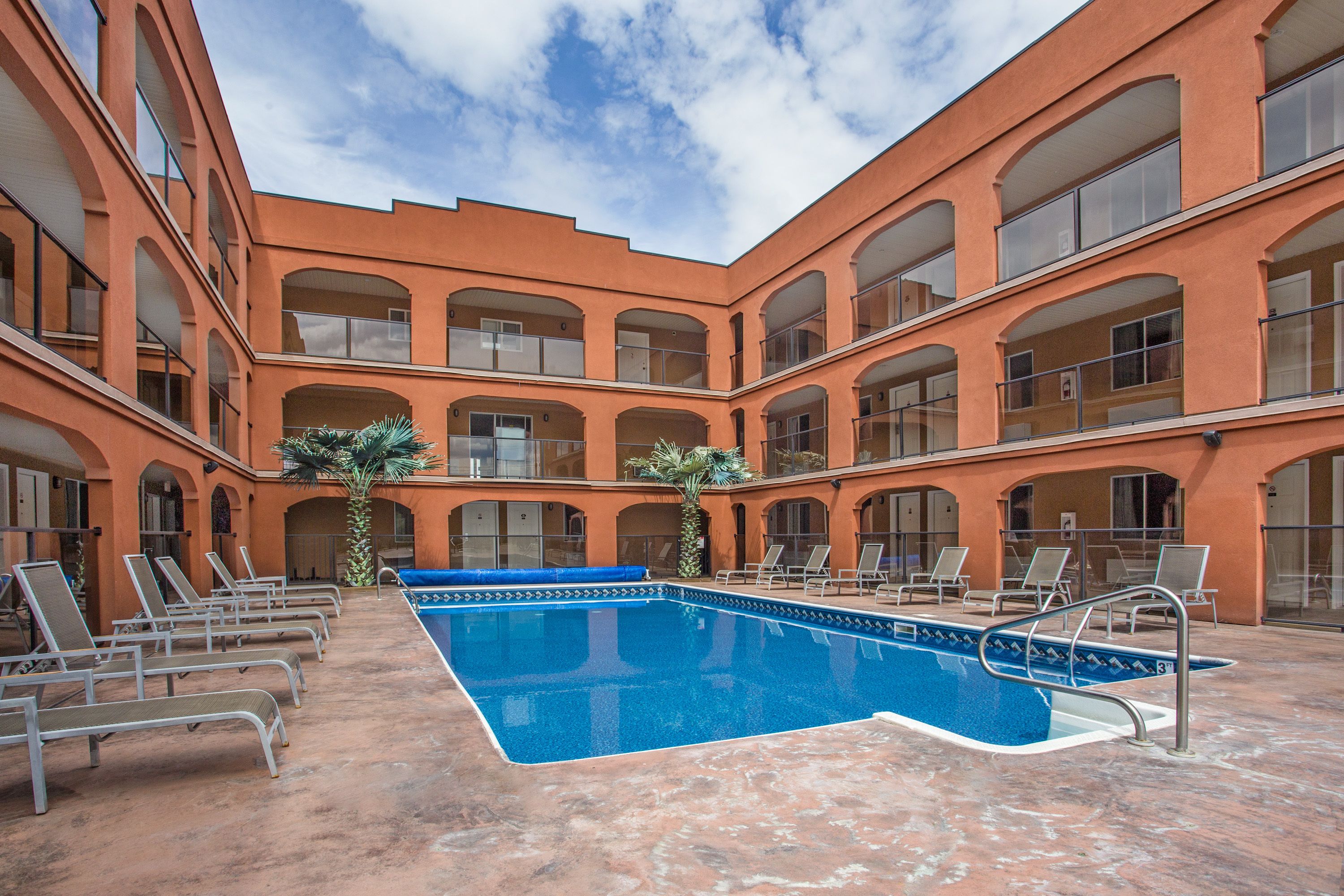 季节性开放的室外游泳池，09:00 至 21:00 开放，日光浴躺椅