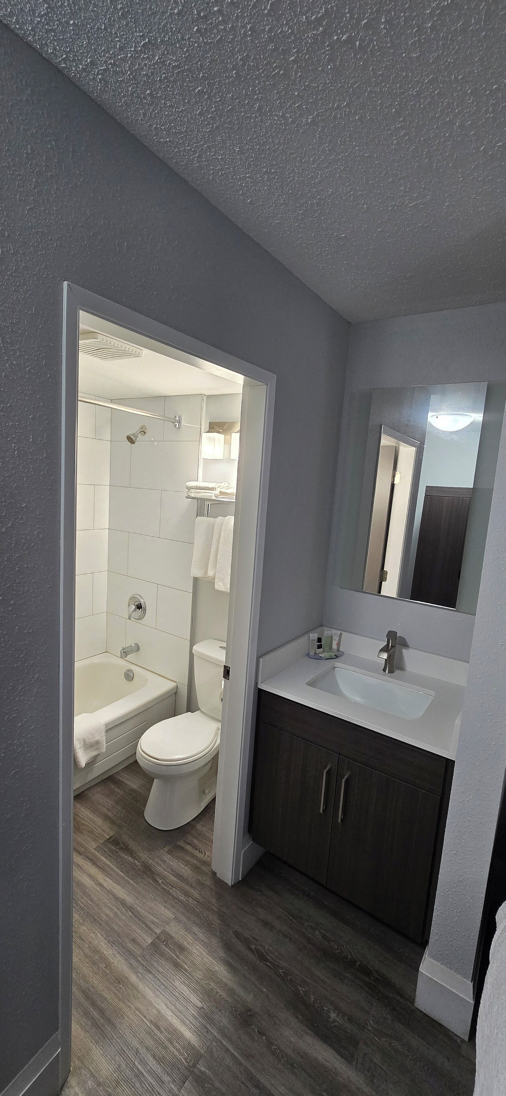 Un baño moderno con bañera, inodoro y lavamanos.