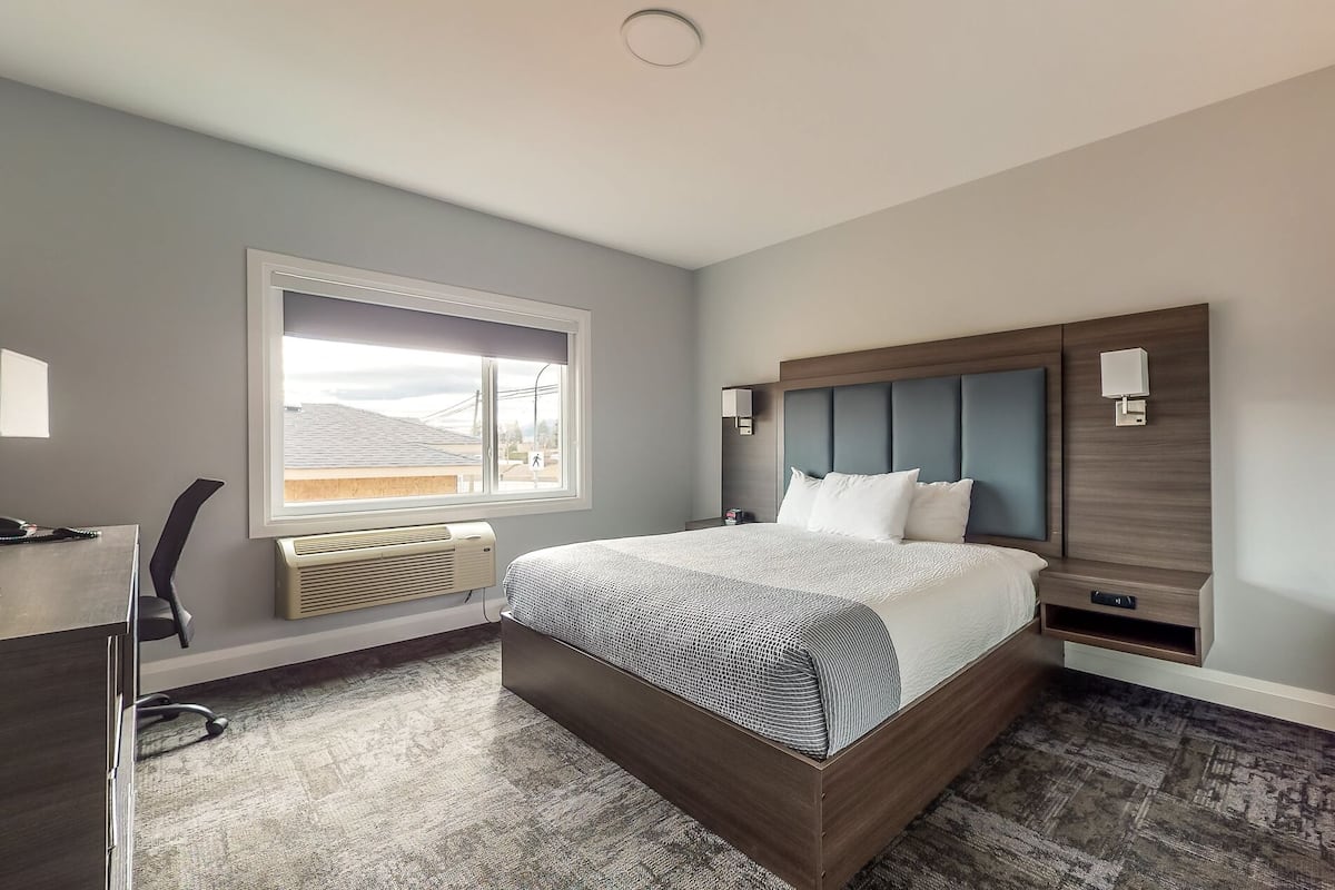 Free WiFi, bed sheets, alarm clocks
