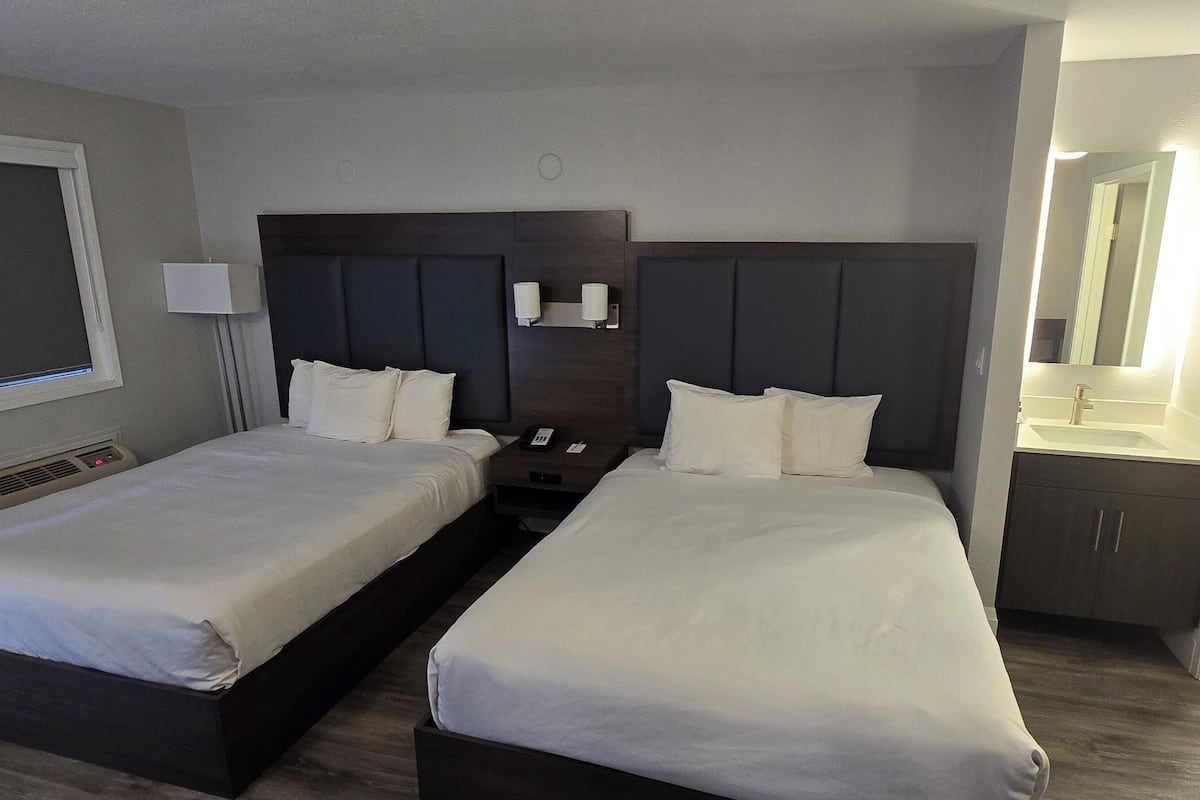 Habitación estándar, 2 camas Queen size, para no fumadores, vista a la alberca | Wifi gratis, ropa de cama y despertador