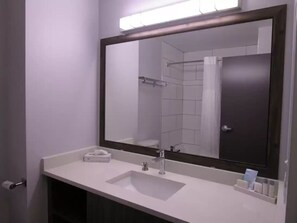 Standard Δωμάτιο, 1 Queen Κρεβάτι με Καναπέ-Κρεβάτι, Μη Καπνιστών | Μπάνιο | Συνδυασμό ντουζιέρας-μπανιέρας, πιστολάκι μαλλιών, πετσέτες