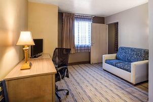 Colchones con pillow-top, escritorio y tabla de planchar con plancha