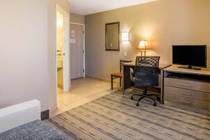 Colchones con pillow-top, escritorio y tabla de planchar con plancha