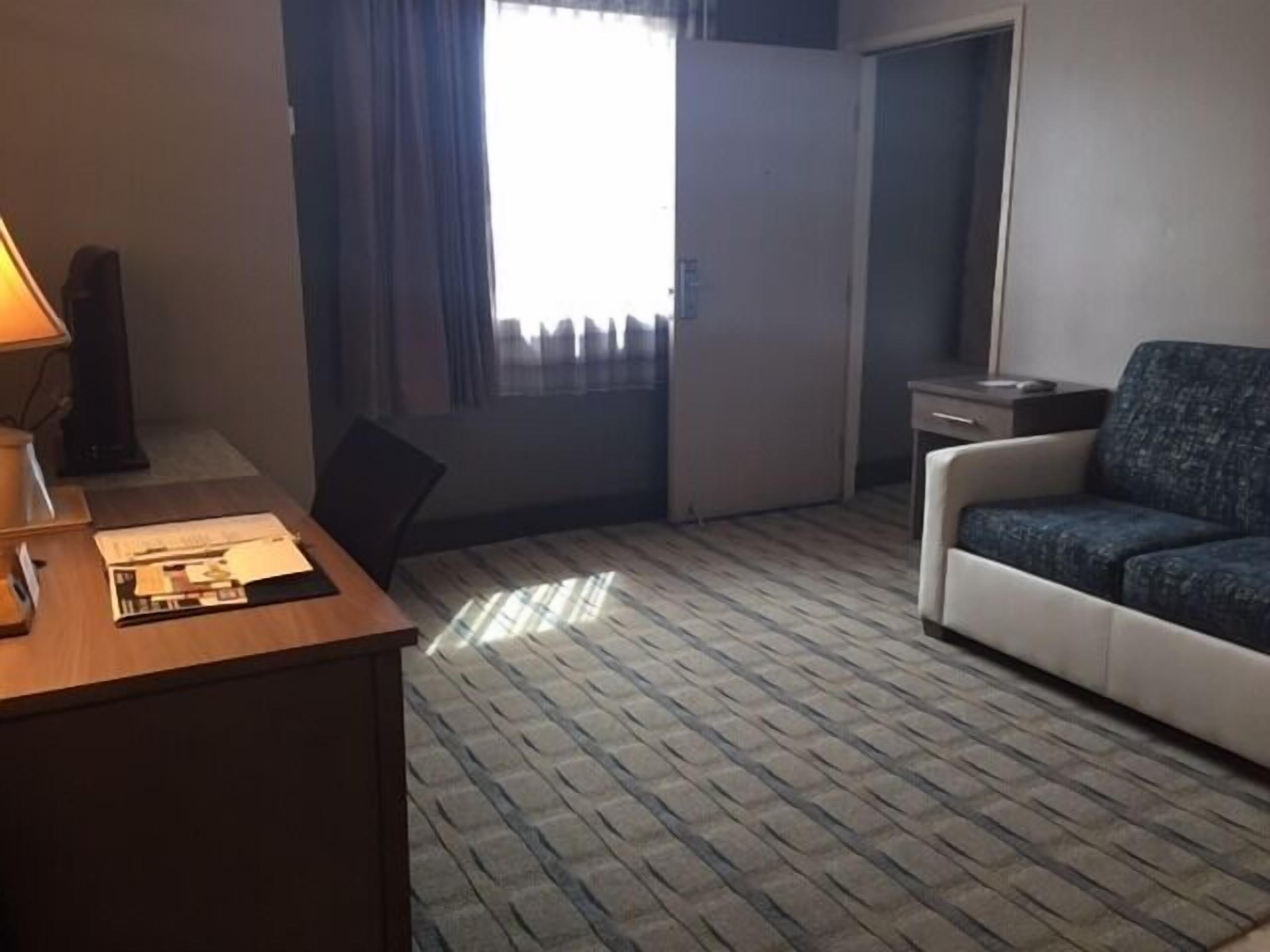 suite, 1 queen bed, non smoking | pillow-top beds, desk, iron/ironing board, cots/infant beds