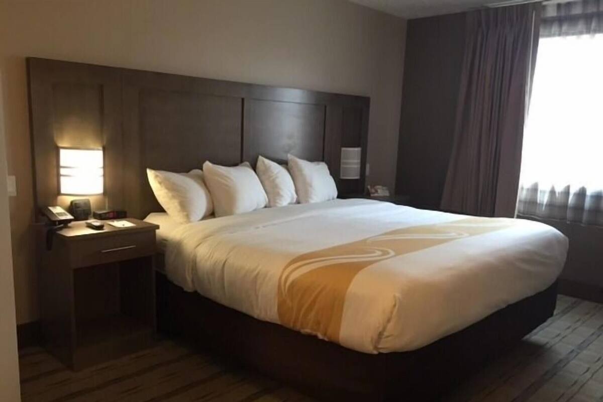 Pillow-top beds, desk, iron/ironing board, cots/infant beds