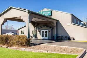 A Quality Inn with a modern design, featuring a prominent entrance, outdoor seating area, and a well-maintained lawn. - Quality Inn Moriarty (Moriarty)