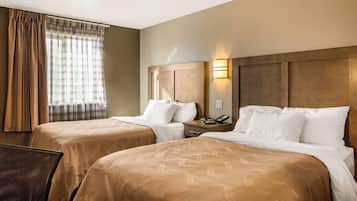 Habitación estándar doble, 2 camas dobles, no fumadores | Colchones con acolchado adicional y escritorio