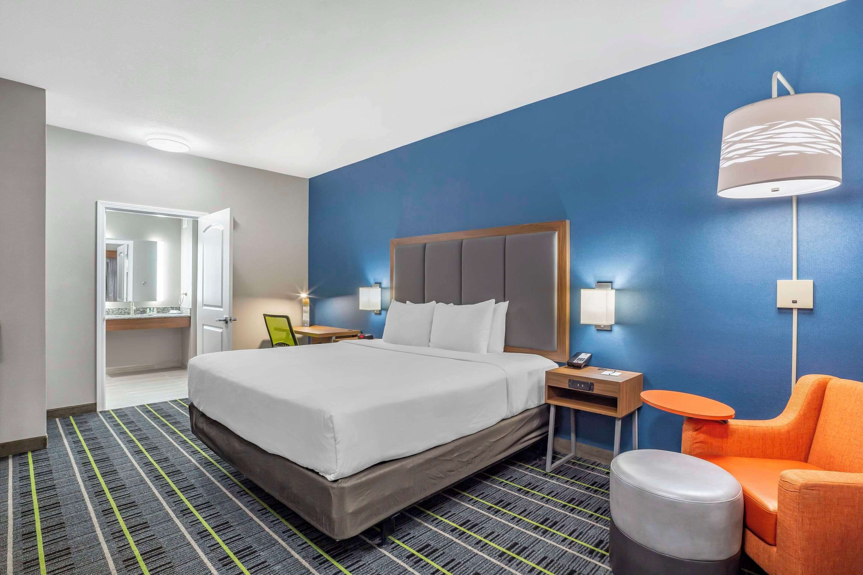 Rom – standard, 1 kingsize-seng, ikke-røyk | Sengetøy av topp kvalitet, skrivebord og skrivebord for bærbar PC