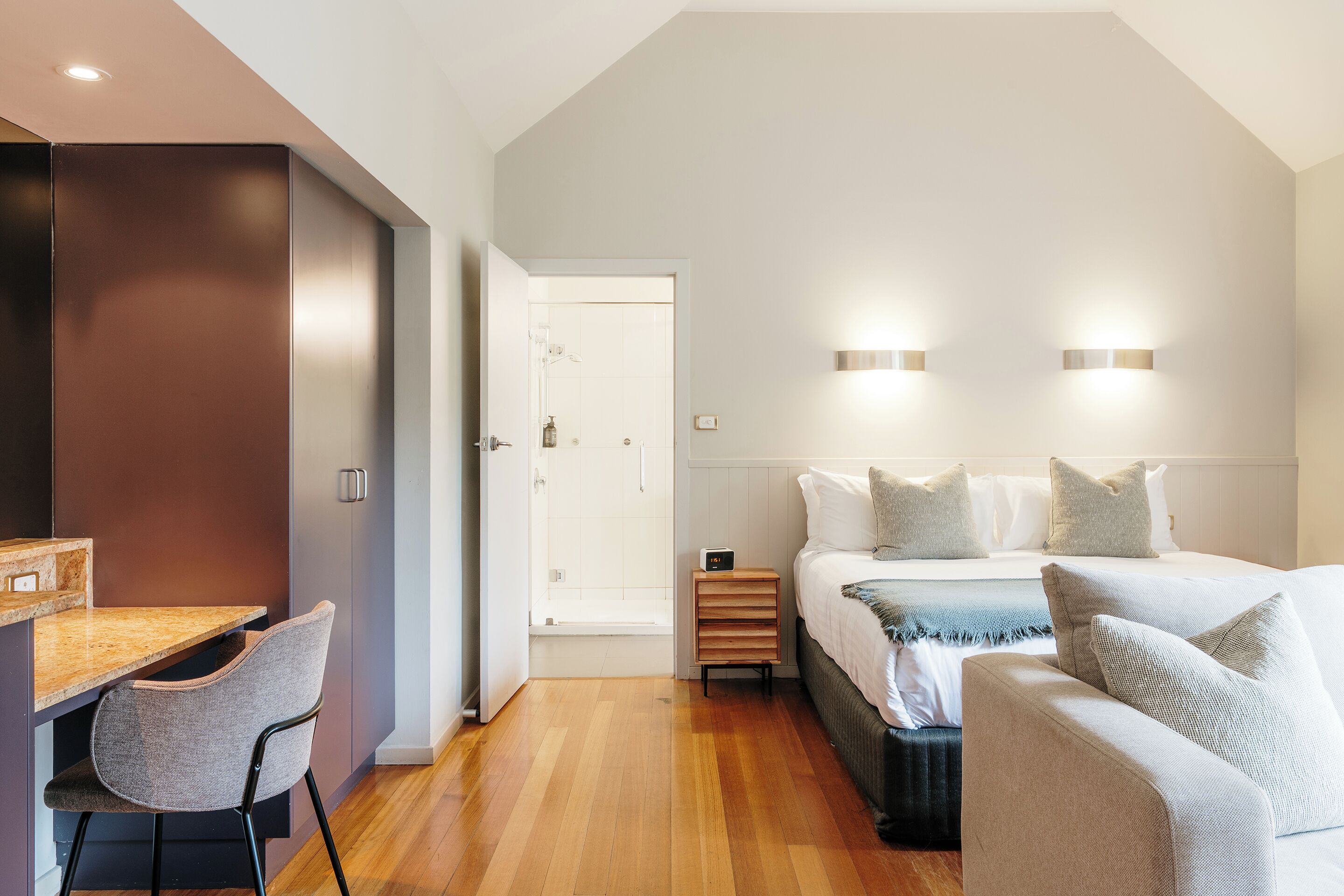 เคบิน (One Room) | เครื่องนอนระดับพรีเมียม, ตู้นิรภัยในห้องพัก