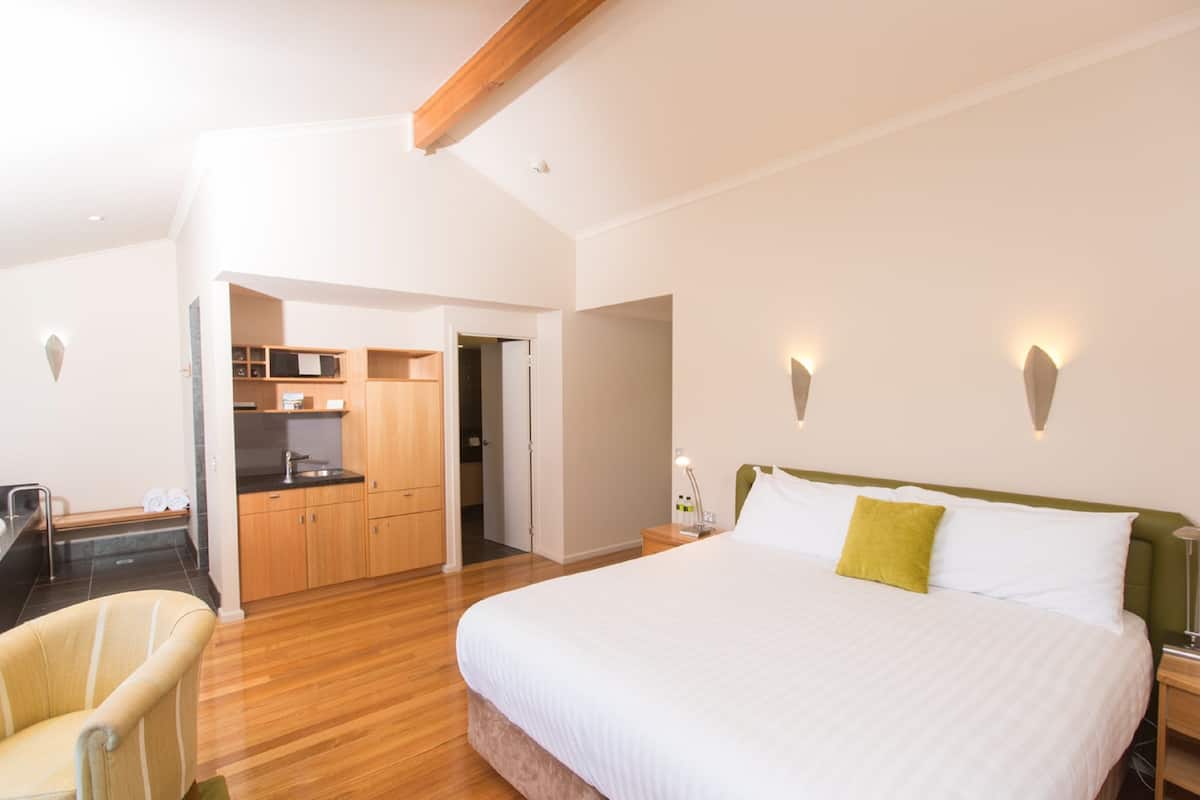 Premier Cabin | Premium bedding, in-room safe, individually decorated