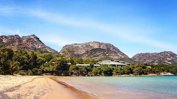 Una spiaggia nelle vicinanze, sabbia bianca