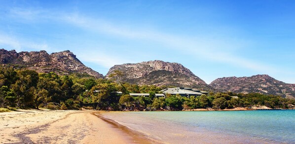 Beach nearby, white sand - Freycinet Lodge (Coles Bay)