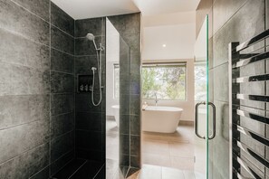 Premier Cabin | Bathroom | Eco-friendly toiletries, hair dryer, towels - Freycinet Lodge (Coles Bay)