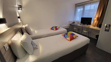 Quarto standard, 2 camas de solteiro | Roupas de cama premium, cofres nos quartos, escrivaninha