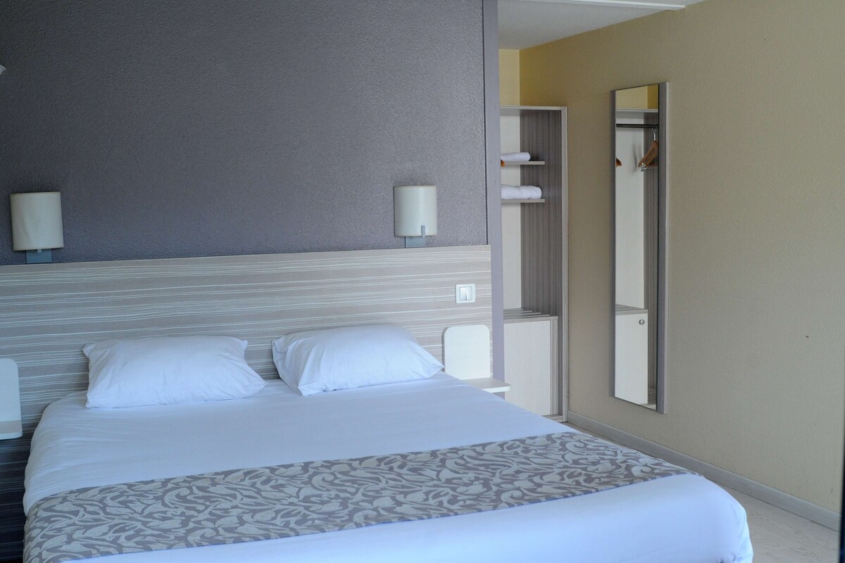 Ropa de cama de alta calidad y caja de seguridad en la habitación 