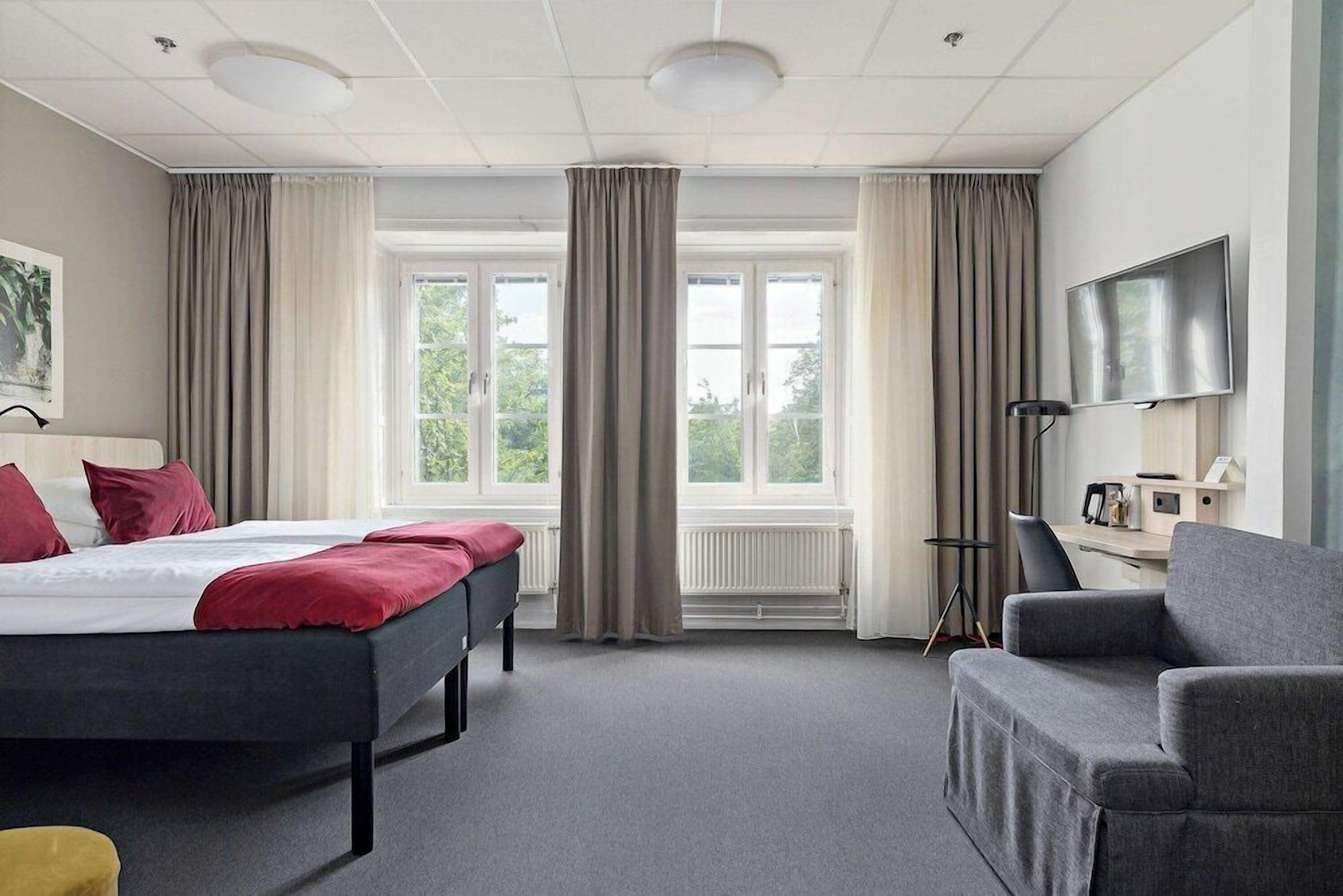 Hypo-allergenic bedding, desk, blackout drapes, free WiFi