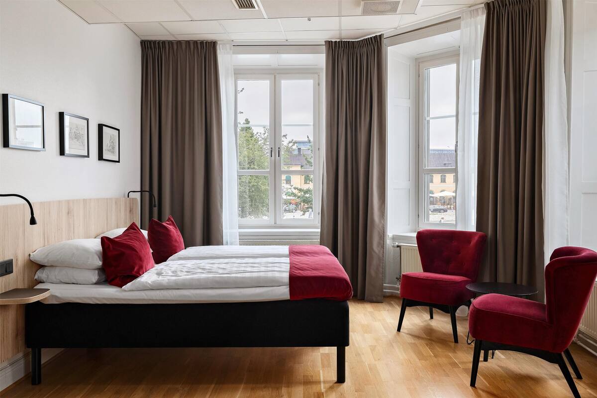 Familierom, 1 dobbeltseng, ikke-røyk (Larger Room;Bunk beds) | Allergitestet sengetøy, skrivebord og blendingsgardiner